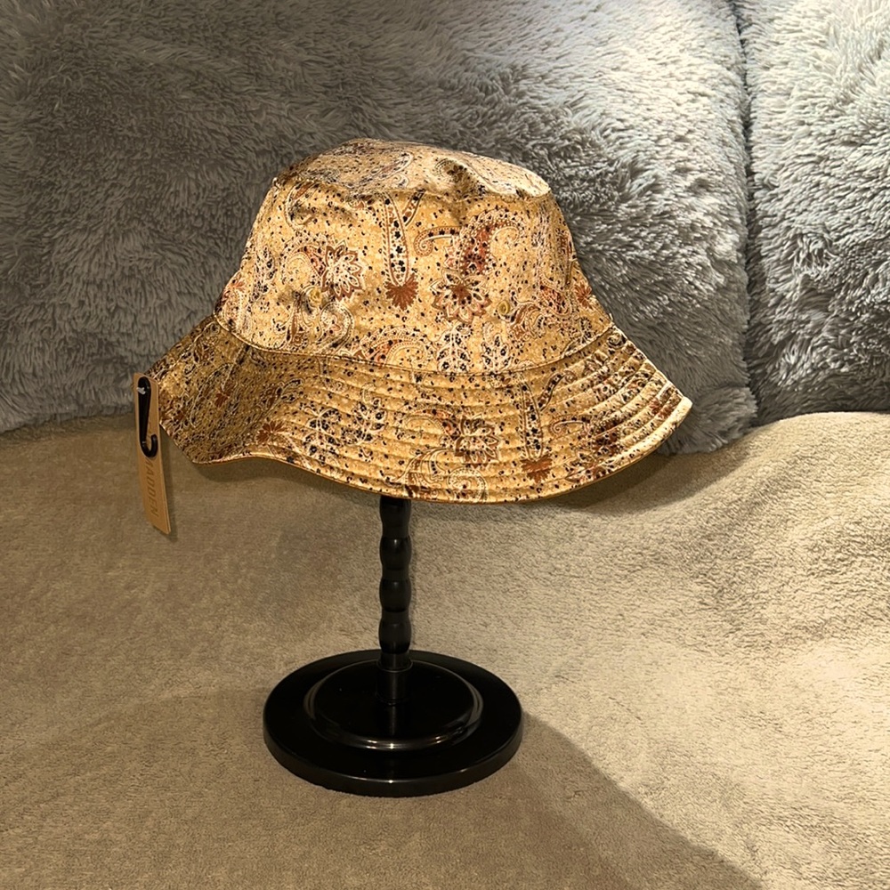 Steve Madden Women’s Paisley/Solid Reversible Bucket Hat “NWT”